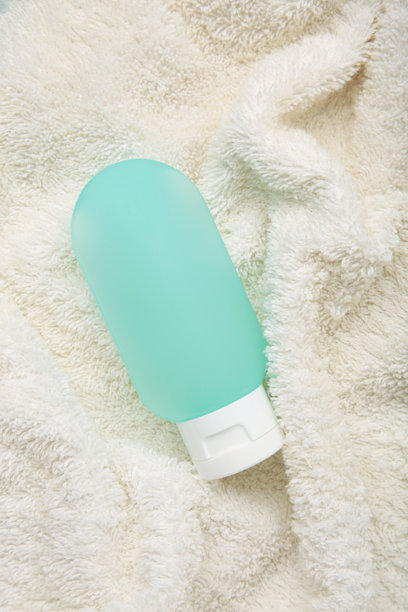 旅行瓶与身体护理化妆品在柔和背景上。竖版照片图片下载