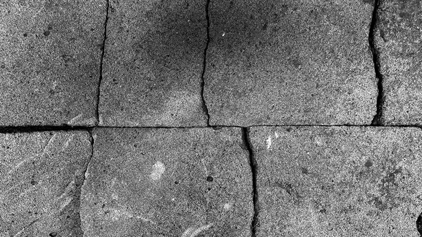 水泥块墙壁的照片，表面可见裂缝和粗糙纹理。工业建筑材料背景，带有磨损风格和风化表面细节。图片下载