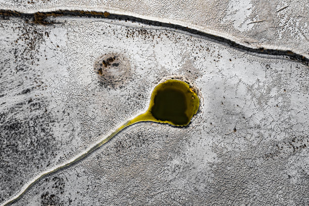 自然地下水源 裂开的干燥土壤和缩小的湖泊。自然中出现的模式，抽象形状，干旱和气候危机，水资源短缺，全球变暖和干燥的土壤。无人机照片图片下载