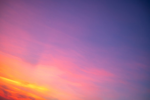 美丽奢华的柔和渐变橙金色云彩和阳光映照在蓝天上，完美适合作为背景，拍摄于黄昏时分，清晨，超大尺寸，高分辨率风景照片图片下载