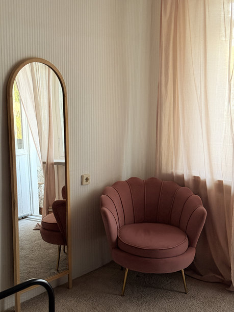 家居室内，粉色复古风格的扶手椅和镜子在家中的客厅里。图片下载