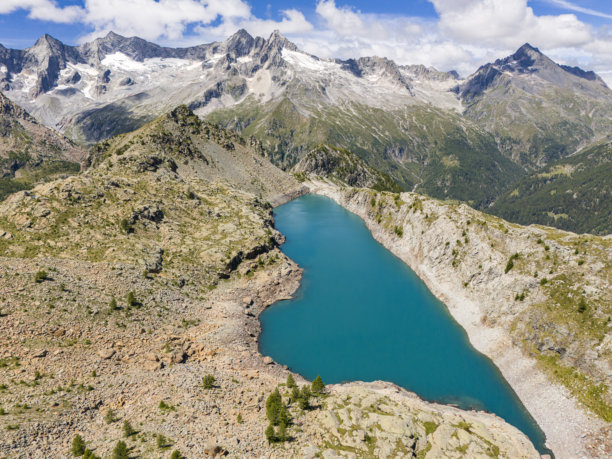 皮罗拉湖和迪斯格拉齐亚山的无人机照片。瓦尔泰利纳，瓦尔马伦科。图片下载