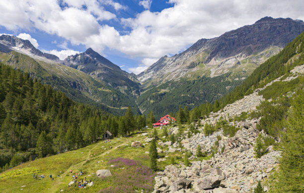 皮罗拉湖和迪斯格拉齐亚山的无人机照片。瓦尔泰利纳，瓦尔马伦科。图片下载