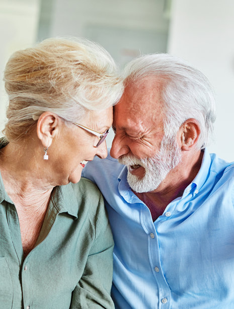 老年男女情侣，老年爱情，自拍，手机，智能手机，照片，肖像，男性，老年人，一起，活力，手机，拥抱图片下载