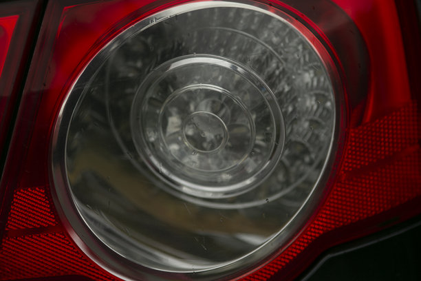 这张图片展示了汽车尾灯设计的特写视图。图片下载