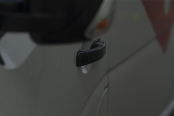 一张白色汽车车门把手的特写照片图片下载