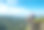 穿着登山服的女性徒步旅行者坐在岩石悬崖上，欣赏斯洛伐克马拉法特拉山脉的绿色山谷。积极生活方式和欧洲旅游概念的图片。图片下载