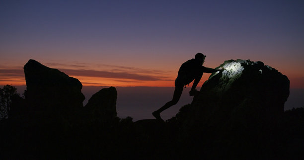 山地攀登，夜晚与户外自然中的人影，适合冒险或旅行。巨石、徒步旅行和日落，适合在荒野中追求刺激的健身爱好者或追求健康的人。图片下载