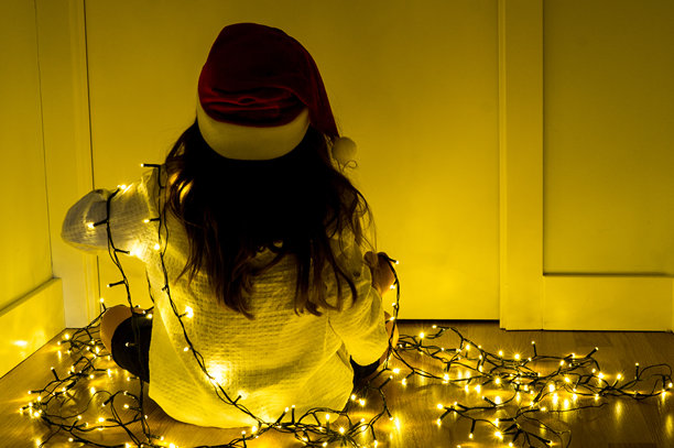 孩子在玩圣诞灯的横向照片图片下载