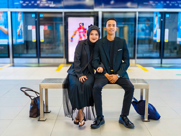 印尼夫妇在印尼雅加达的雅加达地铁站拍摄婚前照片图片下载