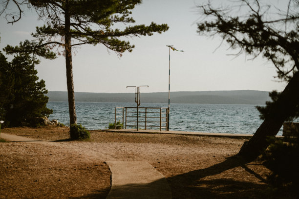 海边的旧淋浴设施库存照片图片下载