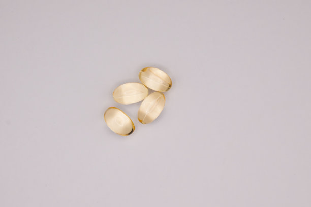 白色背景上的维生素E胶囊特写照片图片下载