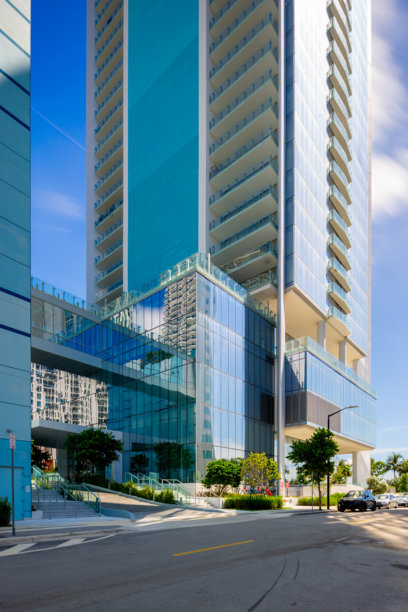 迈阿密Missoni Baia豪华高层公寓的长曝光照片图片下载