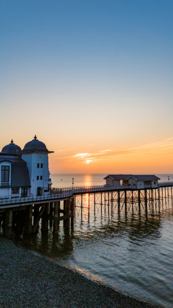 日出时分的佩纳斯海滨航拍照片，俯瞰码头和住宅区。图片下载
