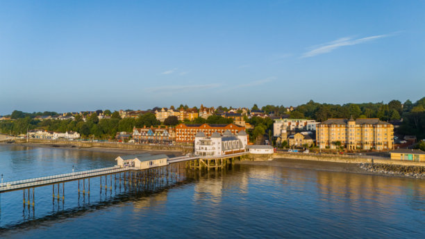 布里斯托尔海峡日出航拍照片，俯瞰佩纳斯码头图片下载