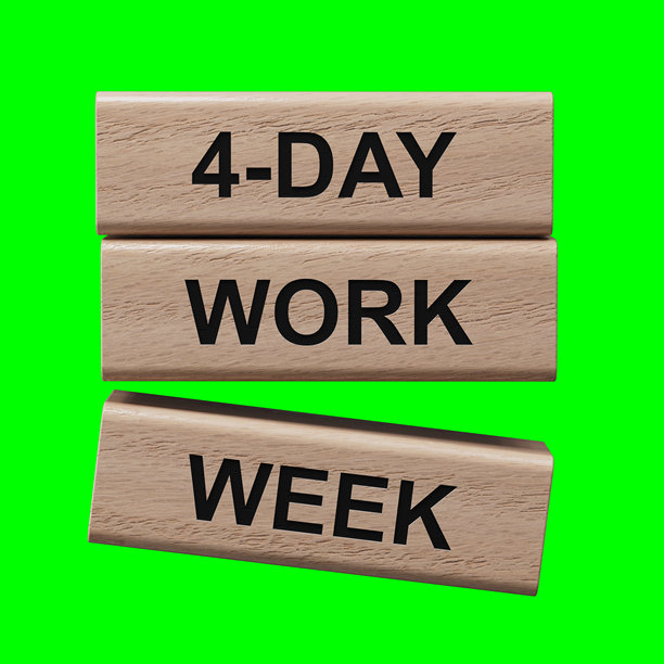 四天工作制的符号。木块上的概念词“四天工作制”。商业与四天工作制的概念。留白。绿色背景上的3D渲染，适合视频素材和剪辑路径。图片下载