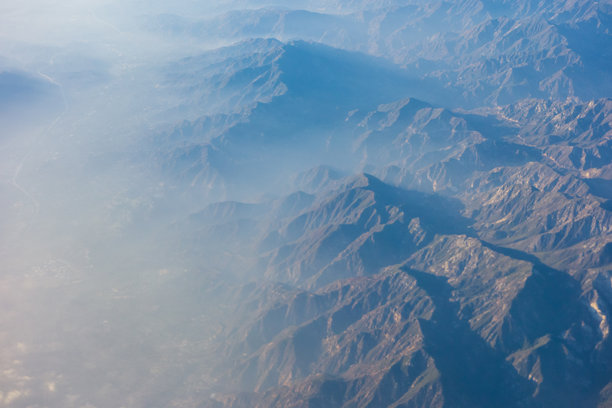 一张俯瞰圣加布里埃尔山脉的照片图片下载