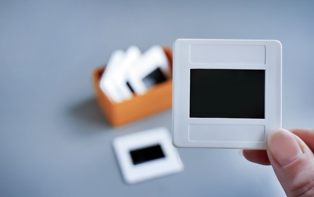 白色塑料幻灯片框架，装在橙色塑料盒中，背景简单，复古怀旧，照片图片下载