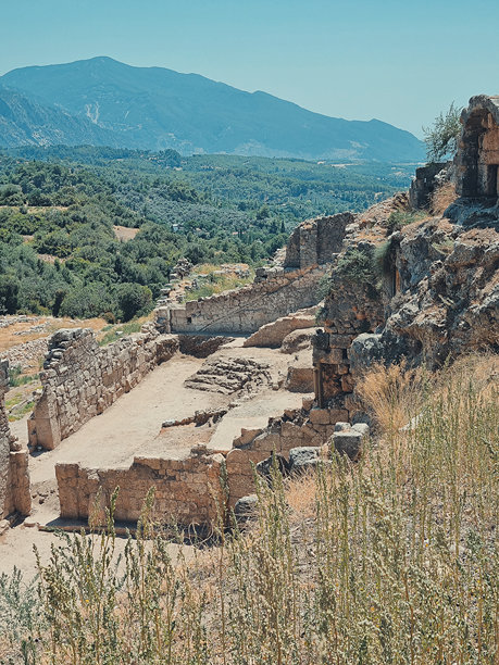 有山脉背景的特洛斯遗址垂直照片图片下载