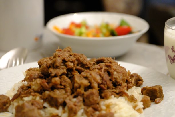 传统土耳其家常米饭配炖肉，搭配酸奶饮料和沙拉的特写照片。图片下载