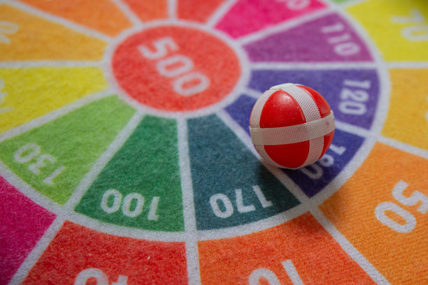 安全的魔术贴飞镖靶，配有粘性球和得分值图片下载