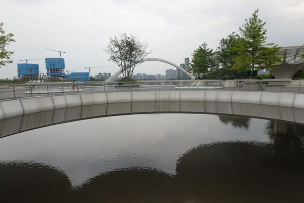 成都的旅游景点，饺子步行桥，这张照片拍摄于2025年7月8日，中国成都图片下载