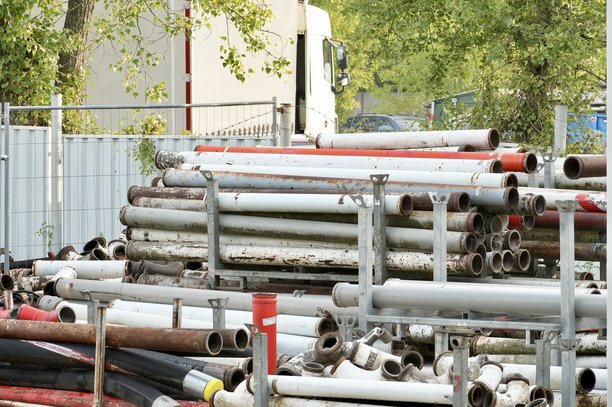 建筑工地上的金属管道堆，特写照片图片下载