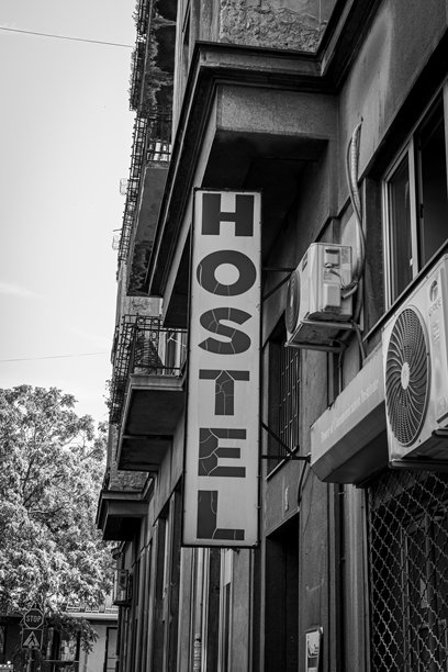 贝尔格莱德市一栋建筑上挂着的旅馆招牌的黑白竖版照片。图片下载