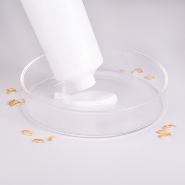 护肤概念的真实照片：轻背景上的奶油管、培养皿和燕麦图片下载