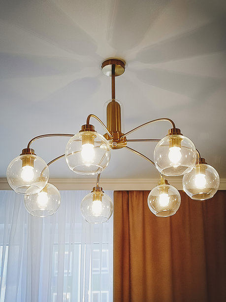 现代吊灯与电灯。现代室内细节。竖版照片。图片下载