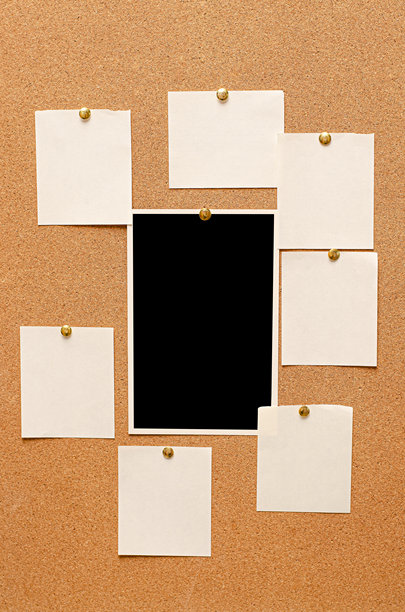 空白纸张和一张空照片被钉在软木板上。侦探调查或网络研讨会的概念。图片下载