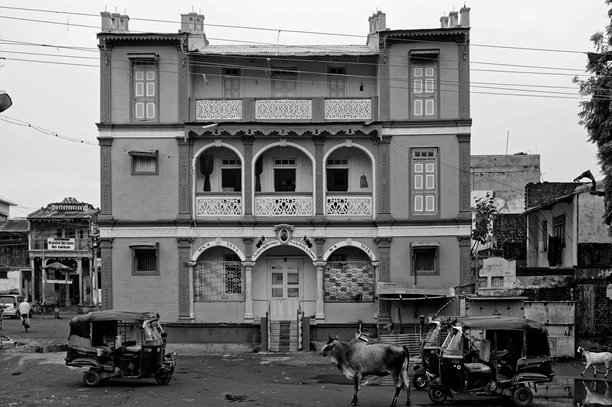 黑白照片中的旧慈善建筑图片下载