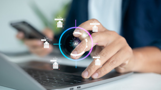 商务人士使用笔记本电脑和智能手机，配有人工智能身份验证和扫描图标。关于网络安全、数字安全、生物识别认证和数据保护的概念。图片下载