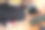 一系列照片展示了一名男子在榻榻米上叠衣服。图片下载
