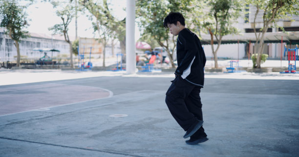 自信的年轻男子在练习自由风格的嘻哈舞。图片下载