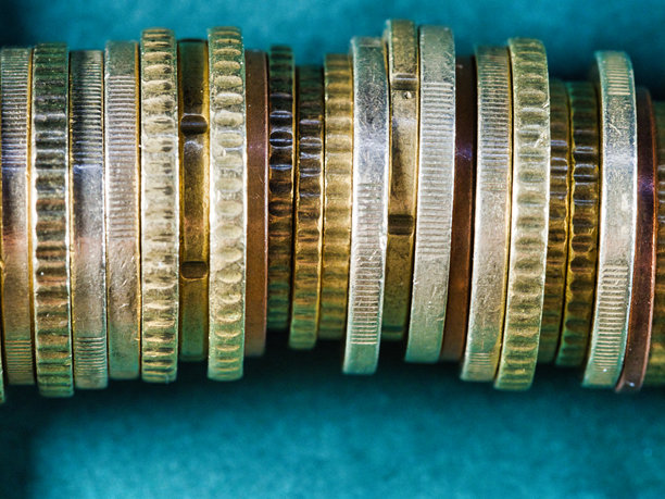 各种欧元硬币的特写背景 - 一张详细的特写照片，展示了多种欧元硬币，包括1欧元、50分、20分等，堆放在绿色表面上。图片下载