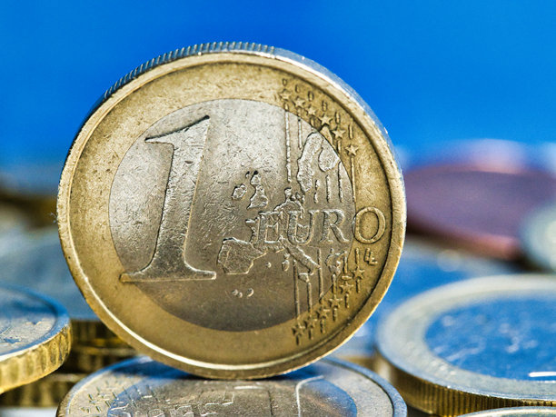 各种欧元硬币的特写背景 - 一张详细的特写照片，展示了多种欧元硬币，包括1欧元、50分、20分等，堆放在绿色表面上。图片下载