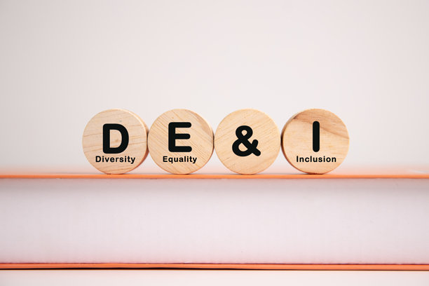 多样性、平等和包容的商业理念，字母DEI写在木块上，代表基于尊重、公平和平等机会的核心价值观。图片下载