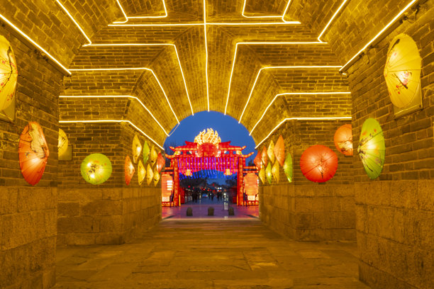 夜晚的山海关长城，照片中的字翻译为“山海关”。图片下载