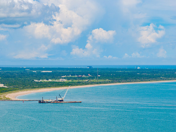 航拍照片：太空海岸卡纳维拉尔角火箭发射场图片下载