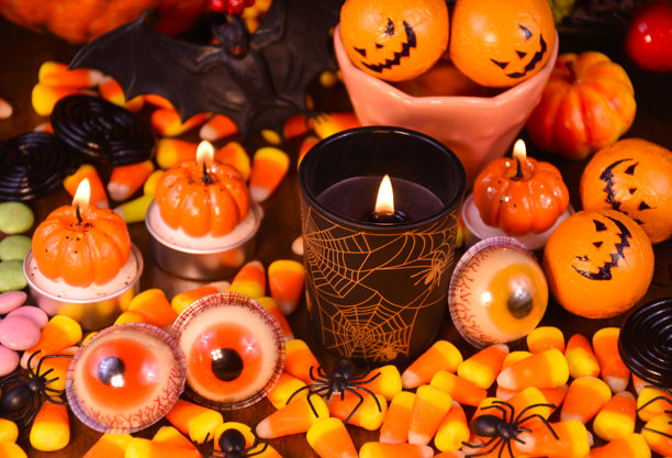 万圣节背景，蜡烛、糖果、南瓜和蜘蛛的库存照片图片下载