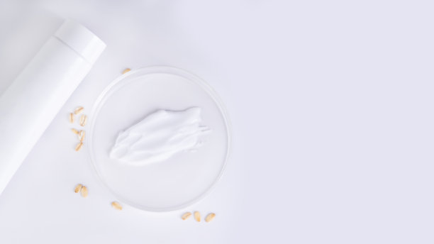 奶油管、培养皿、燕麦在浅色背景上，护肤概念，留白，真实照片 16:9。图片下载