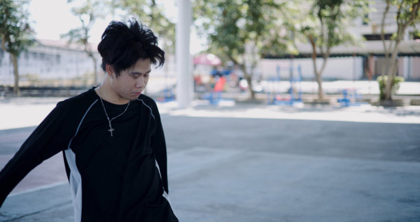 自信的年轻男子在练习自由风格的嘻哈舞。图片下载