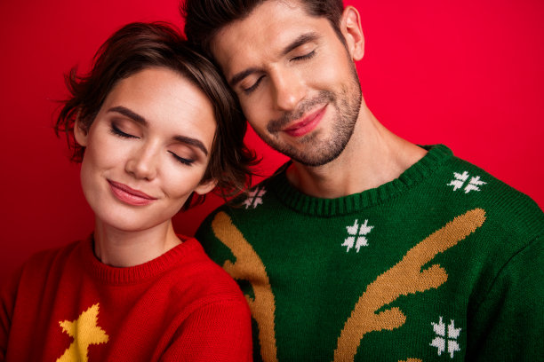 特写剪裁照片，迷人的安静女孩与英俊的男孩闭着眼睛，头部相触，背景为红色。图片下载