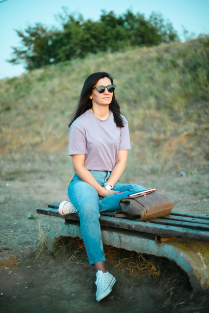 年轻女性在自然中拍摄的照片图片下载