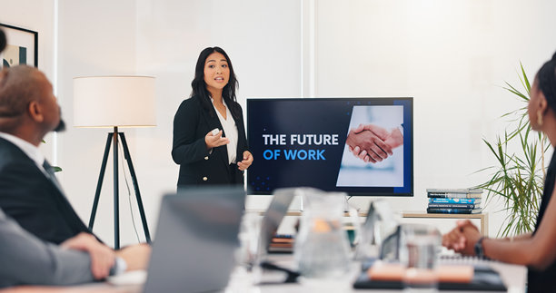 会议室内，商务女性与员工团队一起讨论未来工作的监控和演示。电脑屏幕上展示着与发展或创新相关的提案和研讨会。图片下载