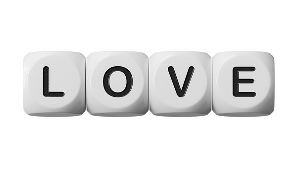 爱。木制骰子拼写。俯视图展示木制骰子按钮。信息技术概念。3D渲染在绿色背景上用于视频素材和剪辑路径。图片下载