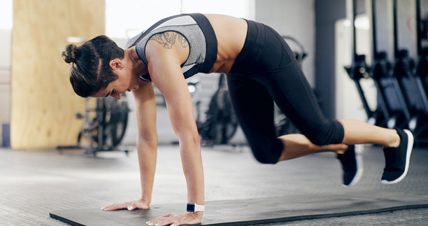 健身房里的女性进行腹部锻炼，山地攀登者，健康与健身。健身爱好者和核心力量训练，运动俱乐部中的人进行斜肌训练和挑战。图片下载