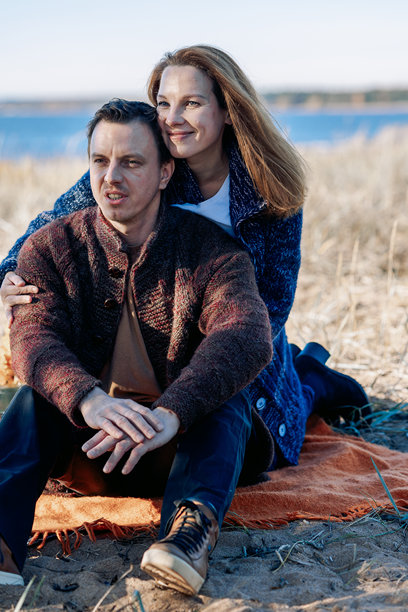 幸福美丽的情侣在秋天的公园享受秋季野餐。竖版照片图片下载