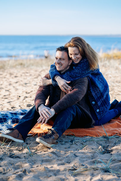 幸福美丽的情侣在秋天的公园享受秋季野餐。竖版照片图片下载